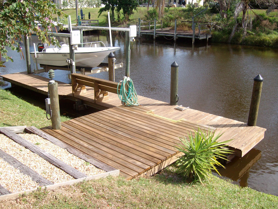 L-Shaped Dock With Small 4 Pole Lift